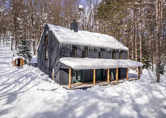Beautiful Chalet On 5 Acres - 2 Min To Village! Hot-Tub, Sauna, Fire Pit!