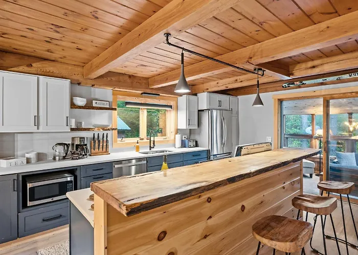 Beautiful Chalet On 5 Acres - 2 Min To Village! Hot-Tub, Sauna, Fire Pit!