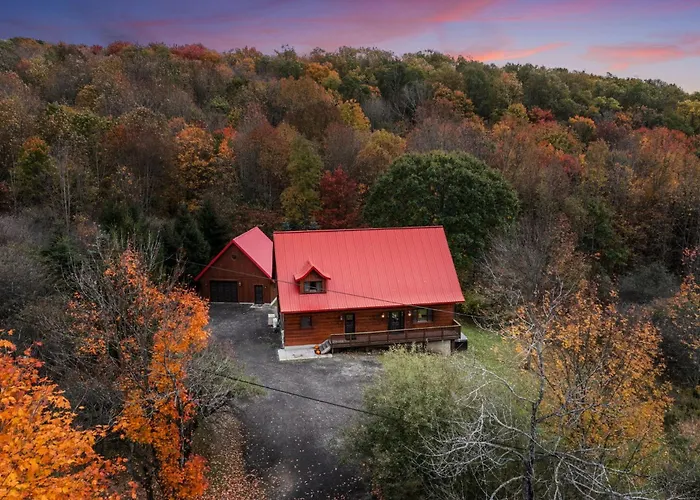 Beautiful Log Cabin! Hot-Tub, Bonfire & Private Yet 4 Mins To Downtown!