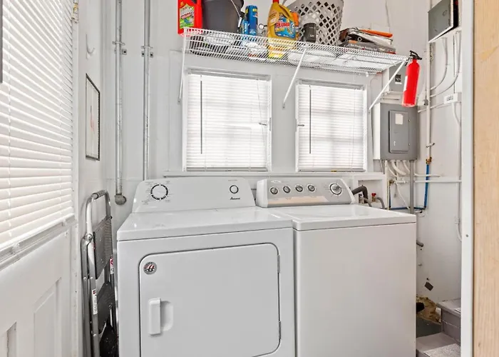Cozy 1 Bedroom Apt - 3 Blocks To Beach - Sleeps 6