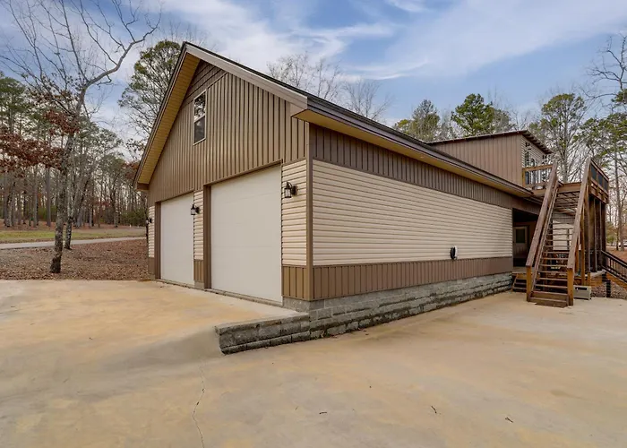 Greers Ferry Lake Access & Deck: Group Getaway!