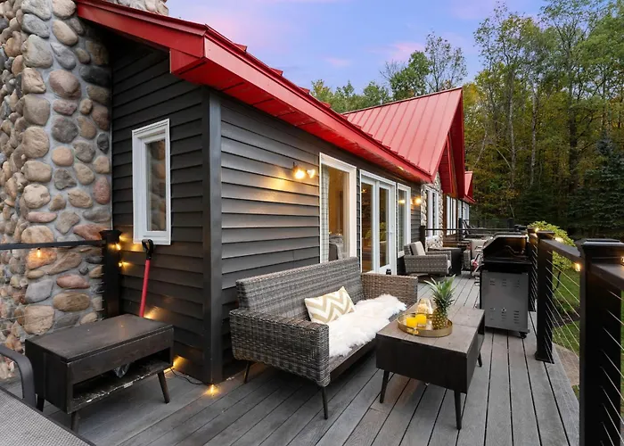 Luxury Log Chalet With Hot Tub, Games Room & Hill Views!
