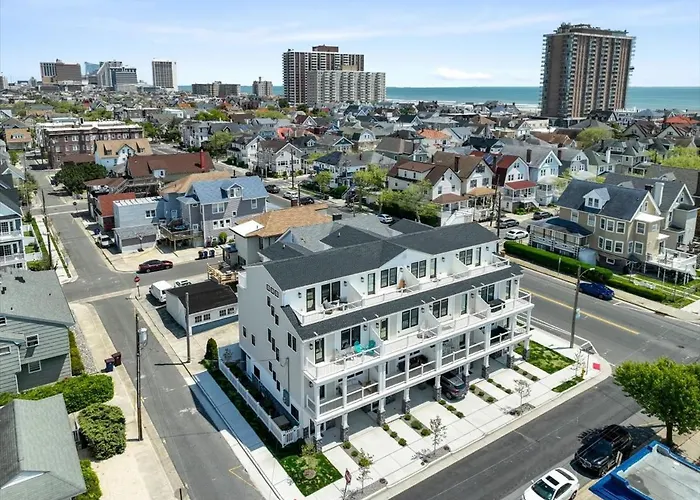 Spacious Newly Built Townhouse 2 Blocks To Beach