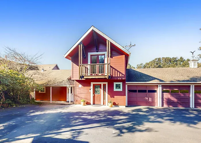 Prime Mendocino Retreat With Hot Tub & 2 Kitchens