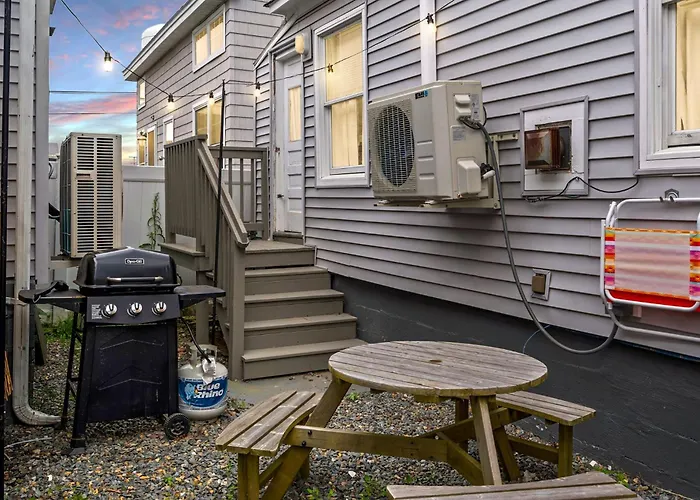 Steps To Beach Porch Grill - The Sister Cottages