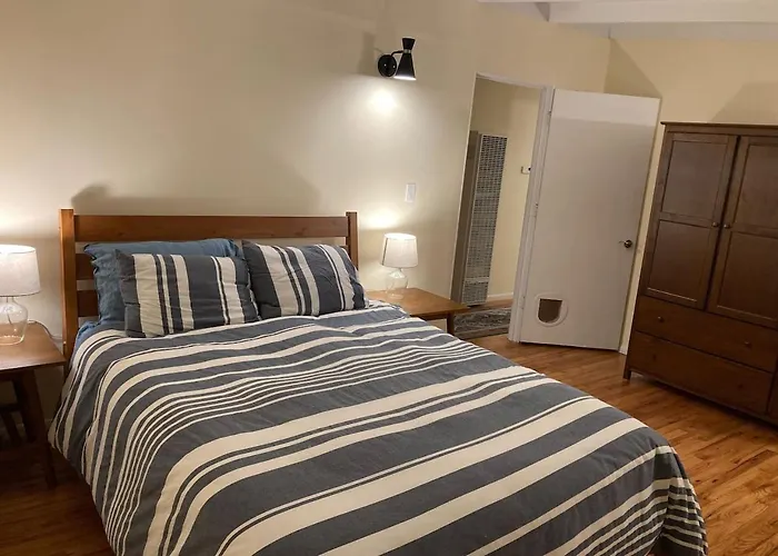 Cozy Hideaway And Hot Tub. Pet Friendly.