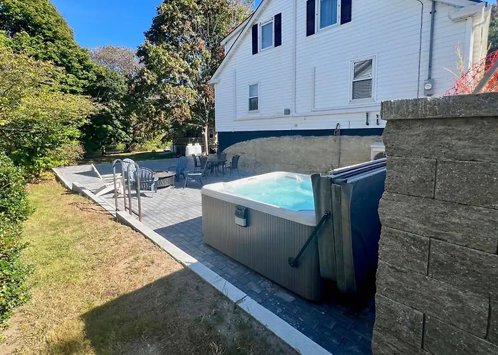 Walk To Beach: Maine Home W/ Hot Tub & Deck!