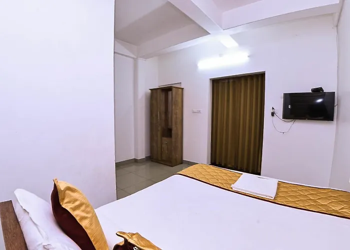 Nirupama,Hotel Aluva 700 Mtr From Aluva Railway Station