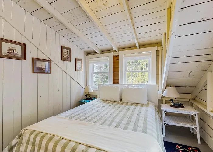 Bayfront Cottage With Fantastic Views & Minutes To Downtown - Dog-Friendly