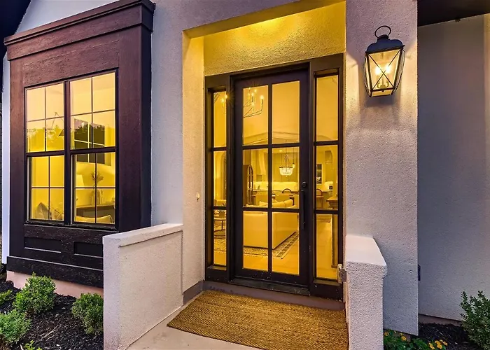 Stunning Home - Walk To Square & Heated Pool