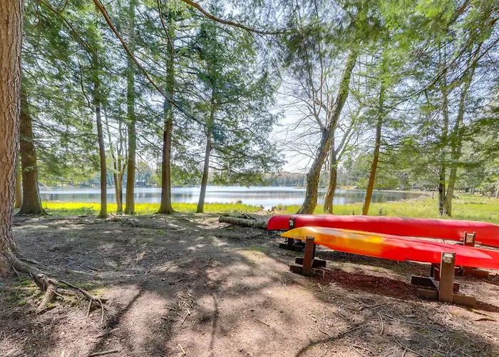 Hot Tub & Dock: Waterfront Cabin In Old Forge!