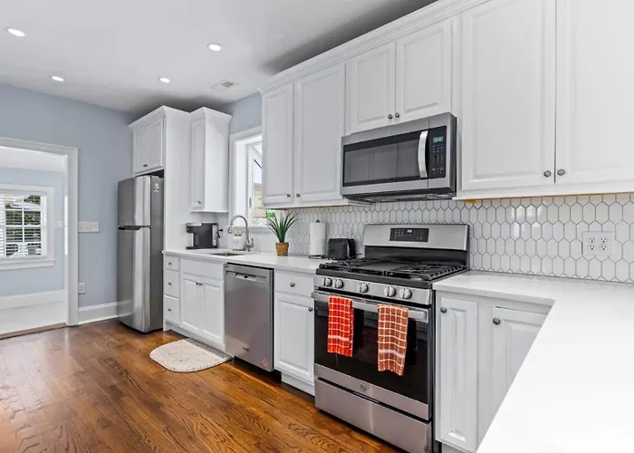 Modern Coastal Comfort - 3 Bedroom Condo With Balcony