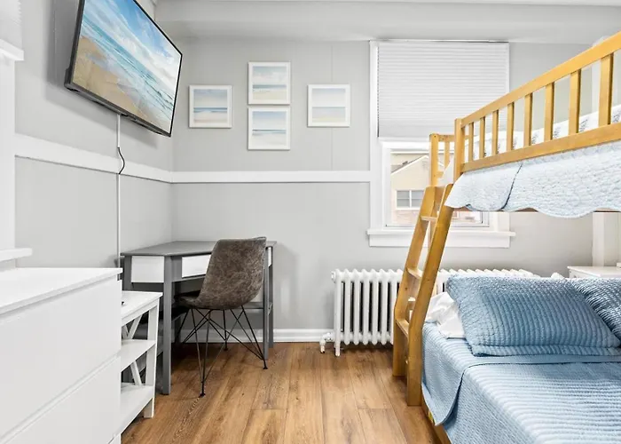 Modern Beach Retreat Sleeps 8 - Big Yard & Bbq