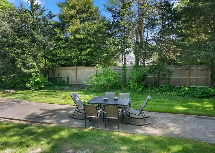 Mins To Nauset Beach & Walkable To Town