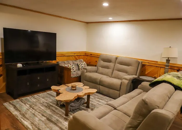 Cozy New Hampshire Retreat Near Attitash Mountain