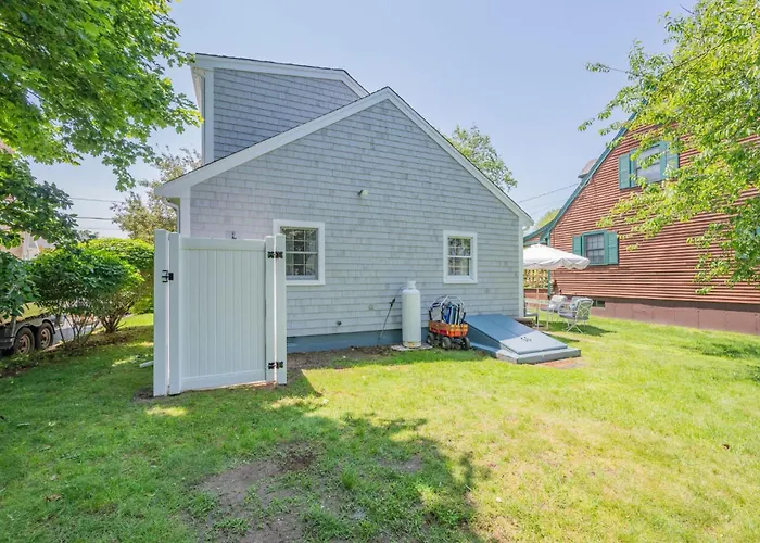 Cozy Town Neck Cape Escape - Pet Friendly