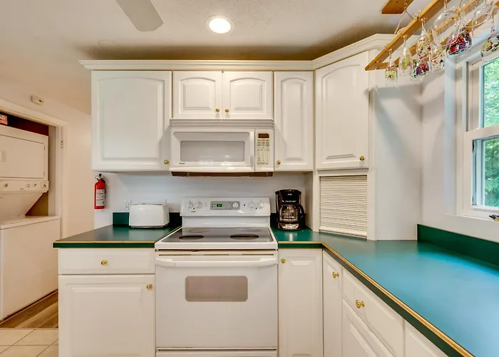 Outdoor Exploration: Quaint North Conway Cottage!