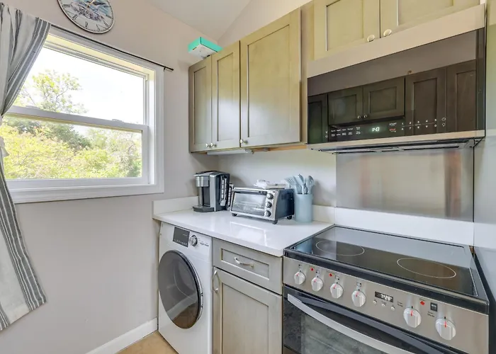 Close To Beach & P-Town! Cottage W/ Bay Views