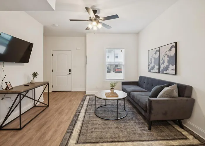 Arte Luxury Townhomes Q4 I Comfy 2 Bed 25 Bath