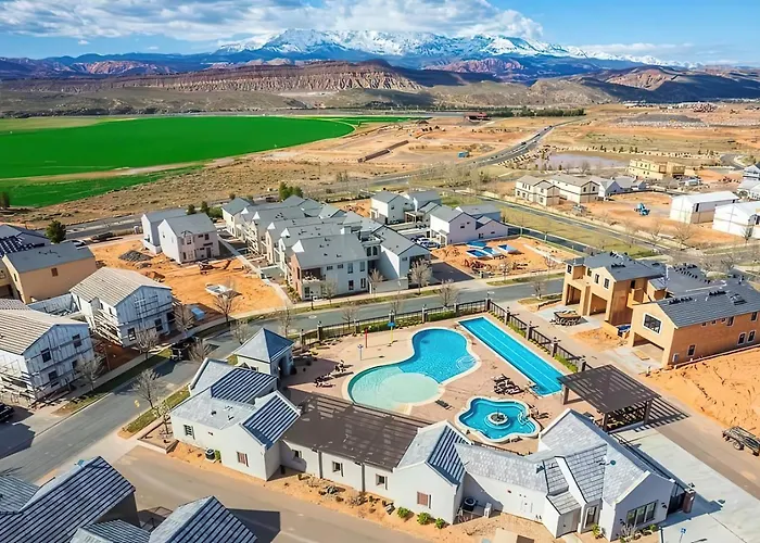 Spacious Oasis, Rooftop Views , Hot Tub, Sleeps 34