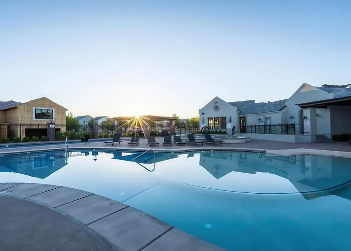 Spacious Oasis, Rooftop Views , Hot Tub, Sleeps 34
