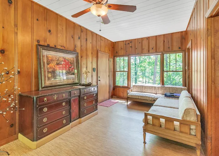 Shangri-La ! A Serene Retreat - Direct Access To Trails Just 7 Miles Drive !!