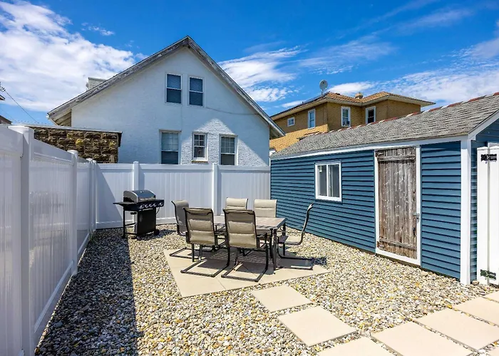 Modern Beach Retreat Sleeps 8 - Big Yard & Bbq