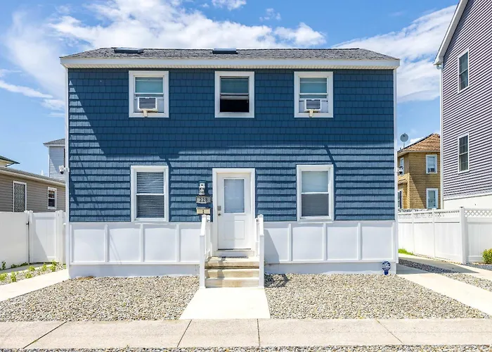 Modern Beach Retreat Sleeps 8 - Big Yard & Bbq