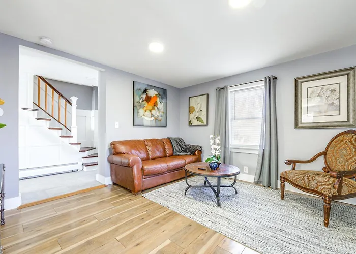 1/2 Mi To Dtwn & Harbor Park: Home W/ Large Yard!