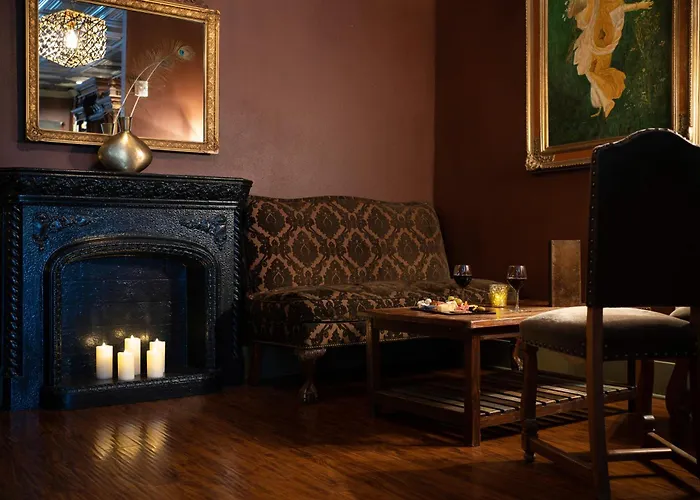 Marqueen Hotel - Newly Renovated