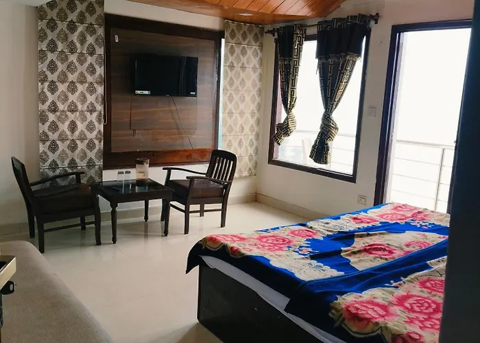 Hotel Holiday Plaza Dalhousie - Near Ghandhi Chowk Mall Road