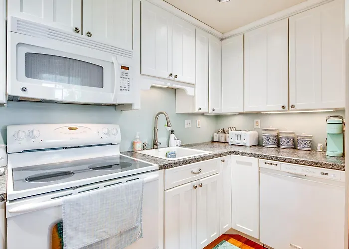 Walk To Goose Rocks Beach: Quiet Townhome W/ Patio