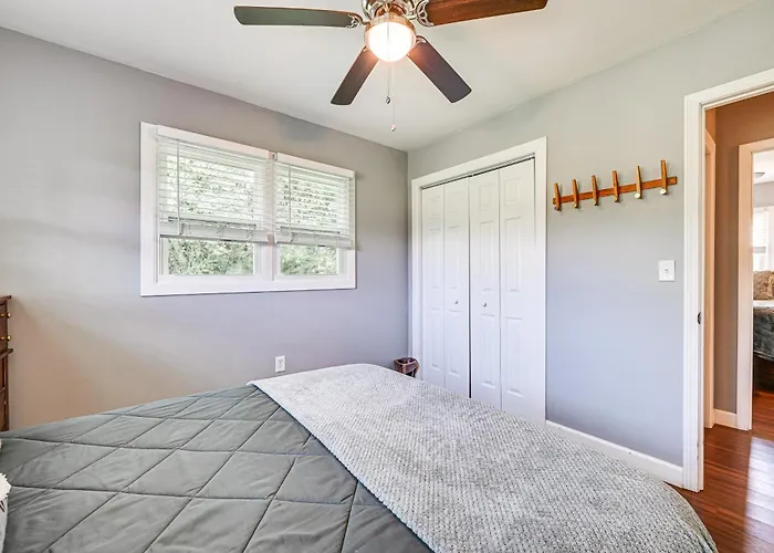 Near Dtwn Somerset: Tranquil Getaway W/ Fire Pit