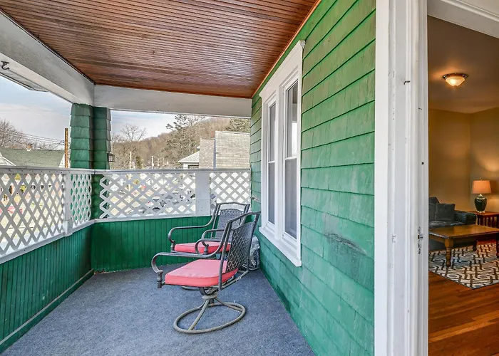 1 Mi To Dtwn Binghamton: Apt W/ Covered Balcony!