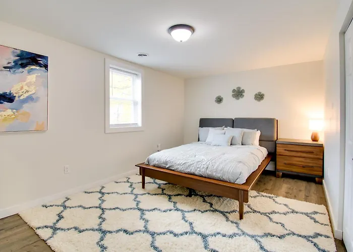 < 1 Mi To Lake Ontario: Oswego Group Retreat