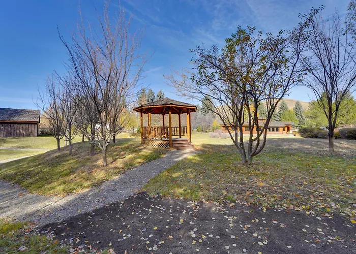 Sun Valley Log Home W/ Hot Tub & Mtn Views!