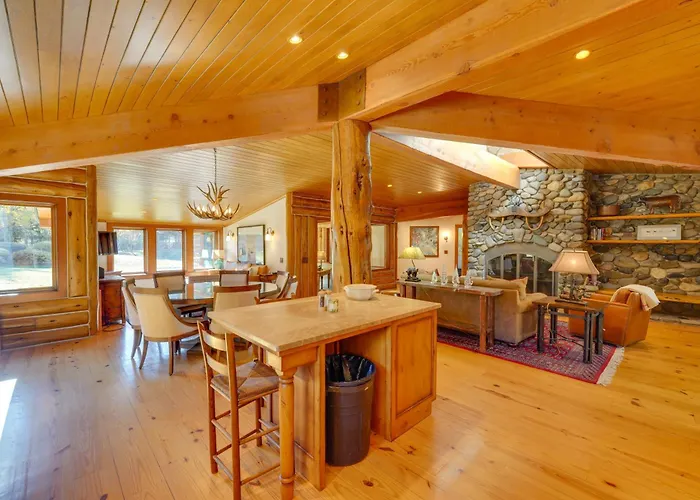 Sun Valley Log Home W/ Hot Tub & Mtn Views!