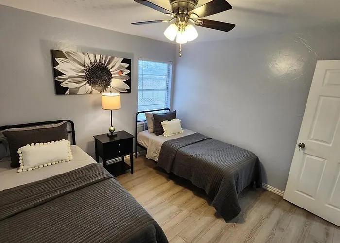 Elegant Spacious 3 Bedroom Home Fenced Back Yard And Garage