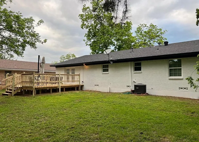 Elegant Spacious 3 Bedroom Home Fenced Back Yard And Garage