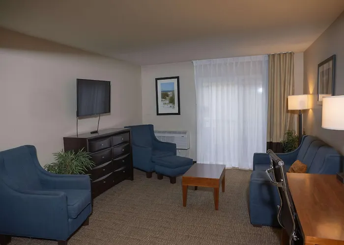 Comfort Inn & Suites Erie - Splash Lagoon Indoor Waterpark