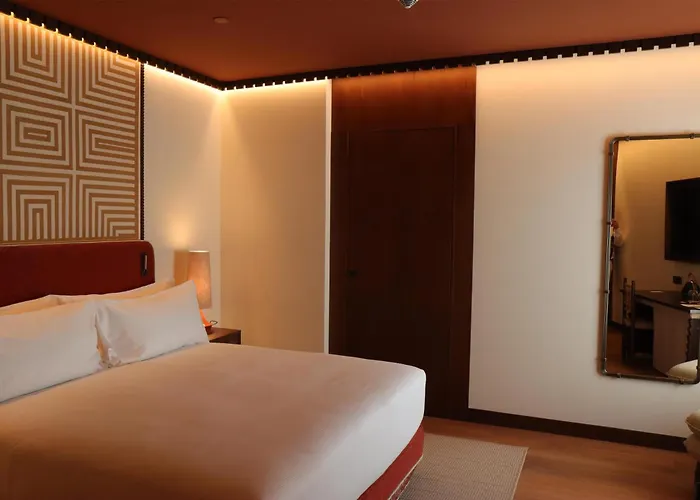 Palacio De Godoy Caceres, Curio Collection By Hilton
