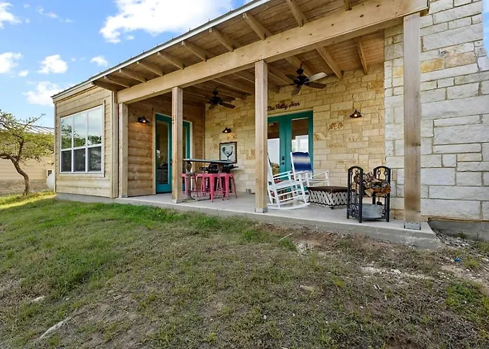 Beautiful Pet-Friendly Cottage With Outdoor Fireplace For A Wonderful Escape In Nature Near Austin, Texas