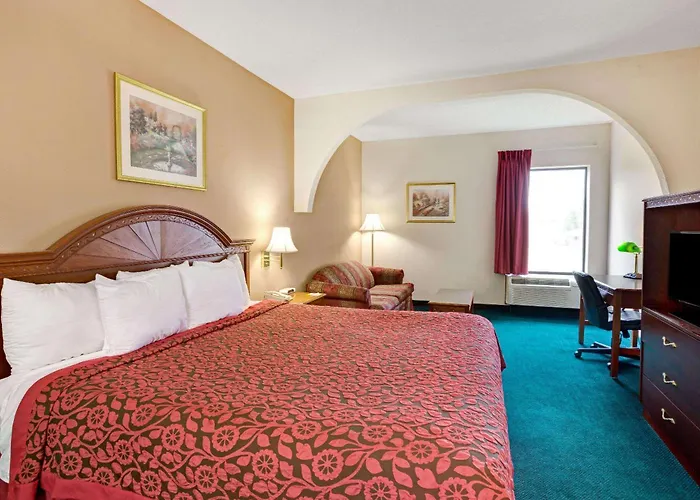 Days Inn & Suites By Wyndham Louisville Sw