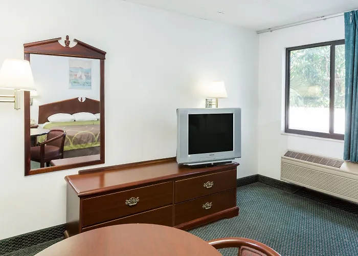 Super 8 By Wyndham Pompano Beach