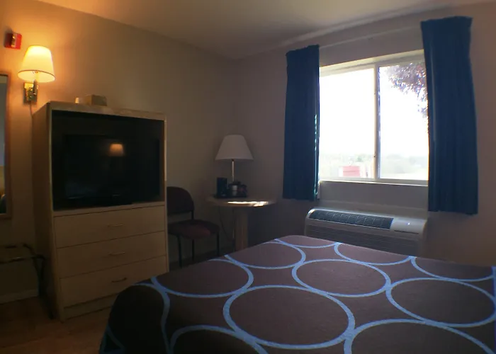 Super 8 By Wyndham Canandaigua