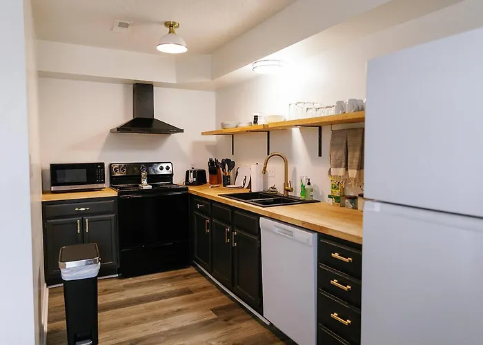 "Morning View 2" Cozy Modern Stay - College/Hiking