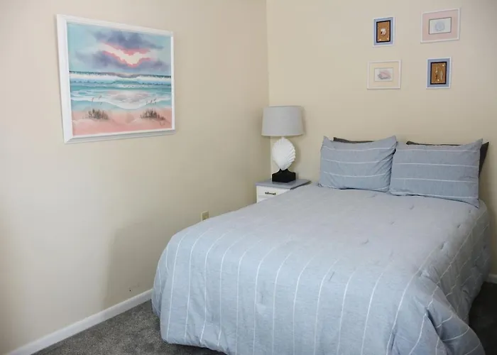 68 East Grand 1 - One-Bedroom Suite By The Beach