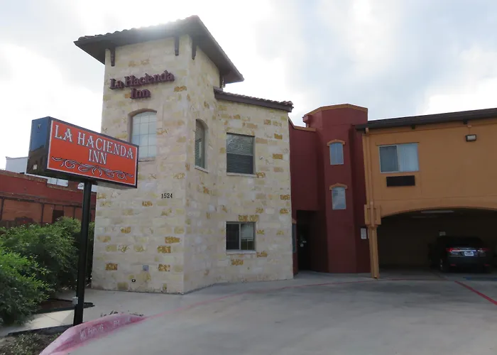 La Hacienda Inn Near Alamodome & Riverwalk