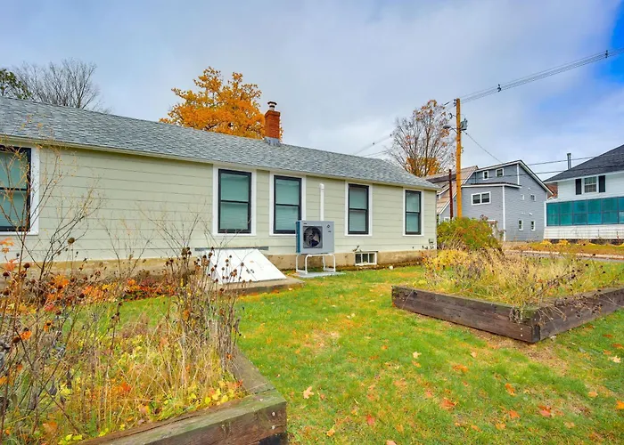 Comfortable Lincoln Home: Walk To Main Street!