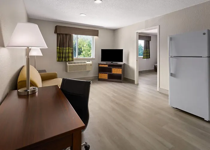 Super 8 By Wyndham Latham - Albany Airport
